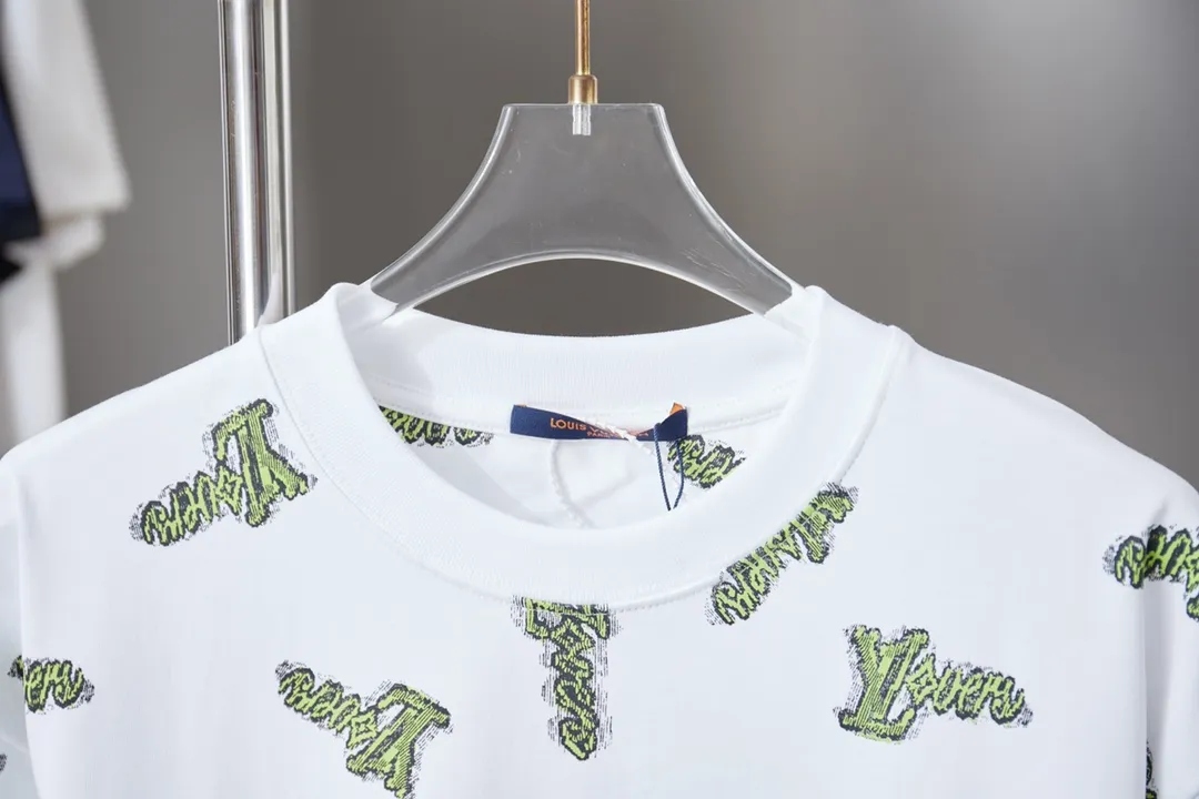 🅿️190 1V 25SS early spring new model Digitally printed letter short sleeves Light luxury essential item for daily commuting for men and women Correct version Welcome to compare Detailed features · 320g 100% pure cotton double yarn jersey fabric · Special thickened 32 pieces of double-strand 1X1 thread in the same cylinder custom dyeing · Positioned digital green LV letter logo printing · Double needle stitching and cross-stitching technology · Original main mark, washed tag, brand moisture-proof paper packaging Color: black/white/green Size: S/M/L/XL